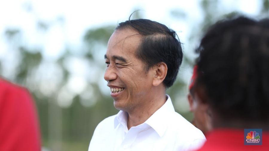 Presiden Joko Widodo saat berkunjung ke Ibu Kota Nusantara (IKN) di Sepaku, Kabupaten Penajam Paser Utara, Kalimantan Timur, Kamis, (19/1/2024). (CNBC Indonesia/Tri Susilo)