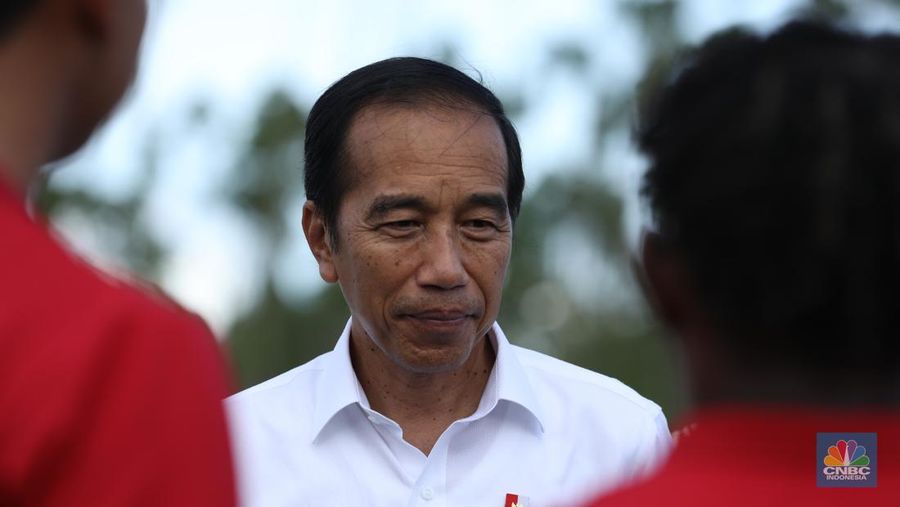 Presiden Joko Widodo saat berkunjung ke Ibu Kota Nusantara (IKN) di Sepaku, Kabupaten Penajam Paser Utara, Kalimantan Timur, Kamis, (19/1/2024). (CNBC Indonesia/Tri Susilo)