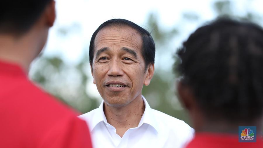 Presiden Joko Widodo saat berkunjung ke Ibu Kota Nusantara (IKN) di Sepaku, Kabupaten Penajam Paser Utara, Kalimantan Timur, Kamis, (19/1/2024). (CNBC Indonesia/Tri Susilo)