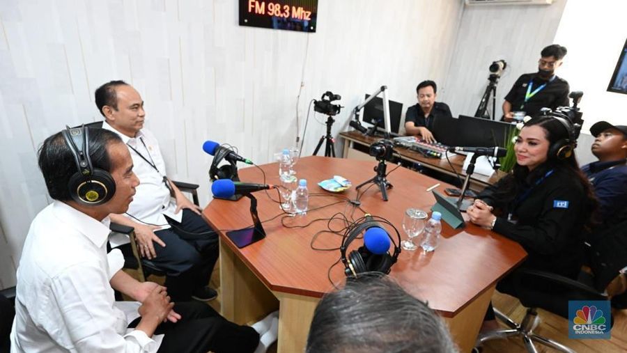 Presiden RI Joko Widodo beserta Menteri Komunikasi dan Informatika (Menkominfo), Budi Arie Setiadi melakukan siaran radio perdana di Ibu Kota Negara (IKN) Nusantara.
Siaran radio perdana ini dilakukan pasca lembaga penyiaran publik (LPP) Radio Republik Indonesia (RRI) yang baru diresmikan pada Rabu (17/1).