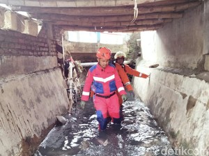 Begini Perkembangan Pencarian Bocah 7 Tahun yang Hanyut di Selokan Surabaya