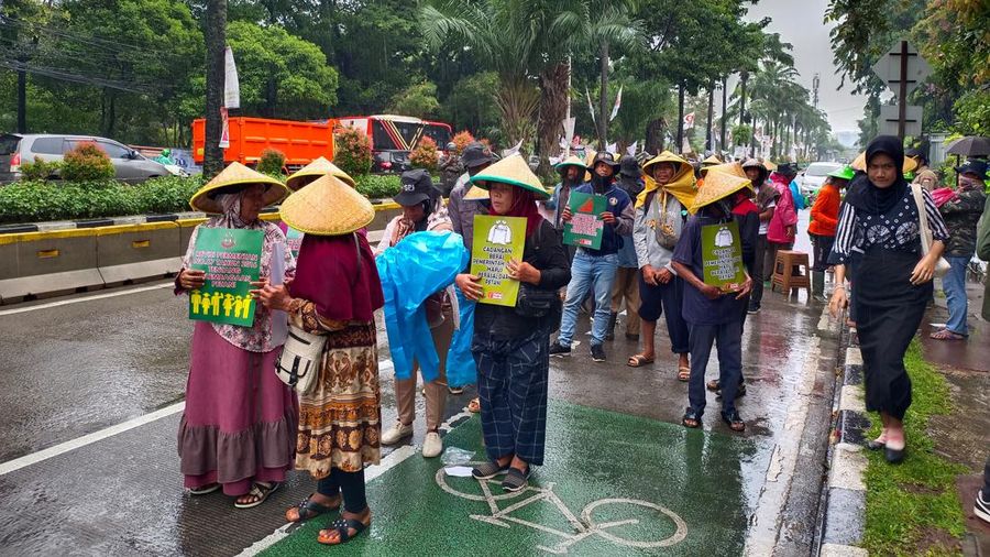 Puluhan petani berdemo di Kantor Kementan. CNBC Indonesia/Martyasari Rizky