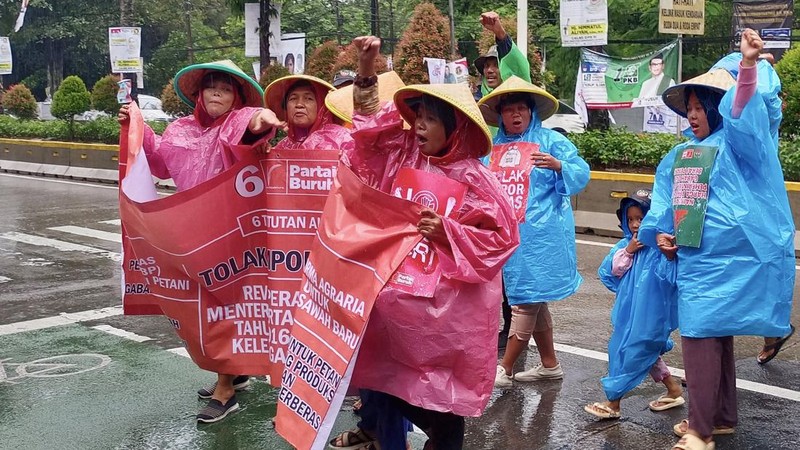 Puluhan petani berdemo di Kantor Kementan. CNBC Indonesia/Martyasari Rizky