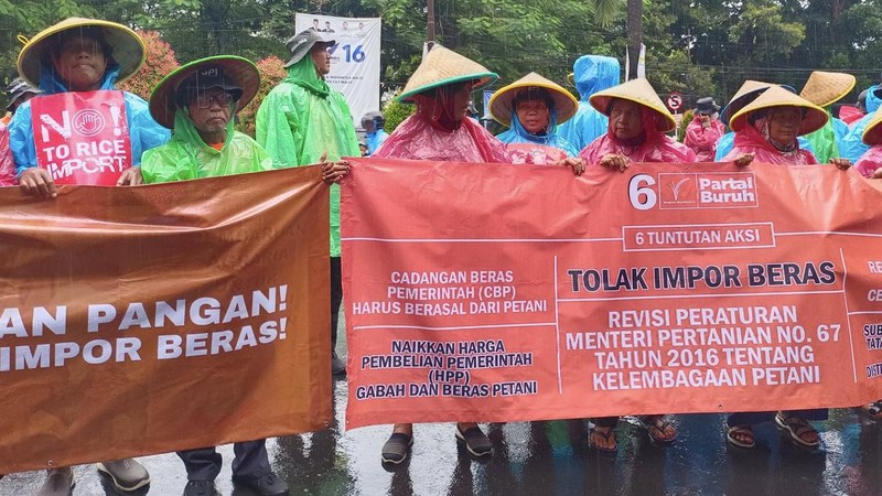 Puluhan petani berdemo di Kantor Kementan. CNBC Indonesia/Martyasari Rizky
