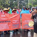 Potret Buruh Tani Tetap Gelar Aksi Demo Meski Diguyur Hujan Deras