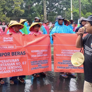 Potret Buruh Tani Tetap Gelar Aksi Demo Meski Diguyur Hujan Deras