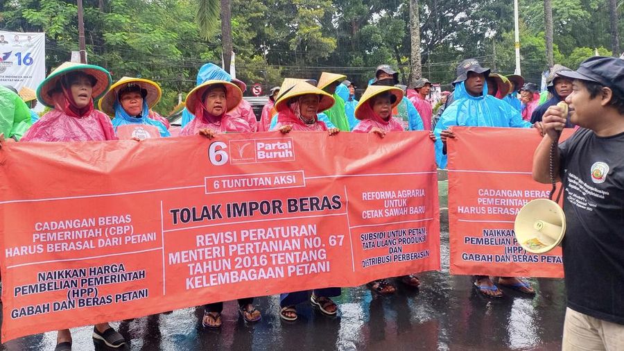Puluhan petani berdemo di Kantor Kementan. CNBC Indonesia/Martyasari Rizky
