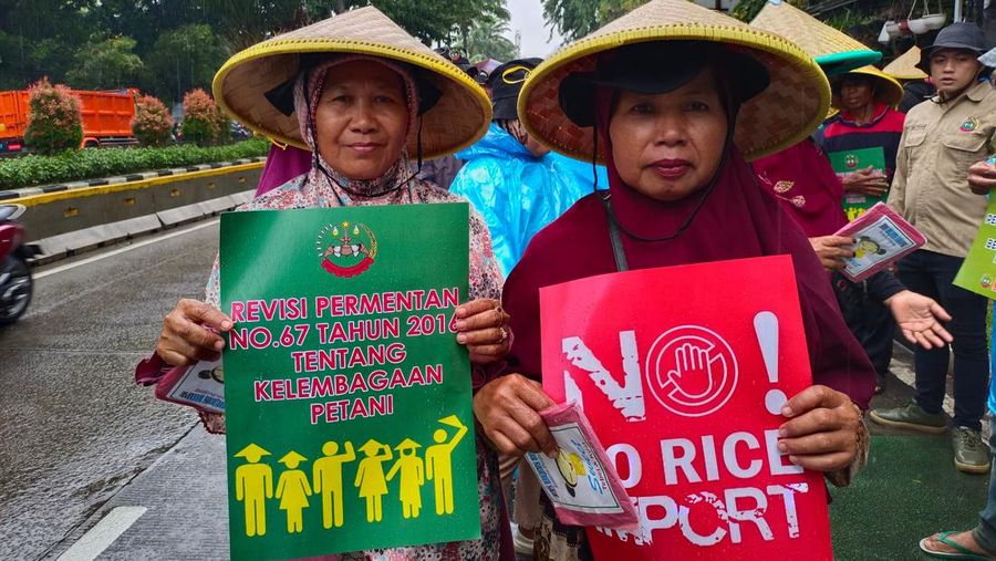 Puluhan petani berdemo di Kantor Kementan. CNBC Indonesia/Martyasari Rizky