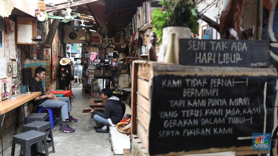 Seorang barista meracik kopi di Kampoeng Gallery, Kebayoran Lama, Jakarta, Jumat (19/1/2024). Dibalik kesibukan Pasar Kebayoran Lama, Jakarta Selatan ada tempat nongkrong yang beda dari lokasi lainnya. (CNBC Indonesia/Tri Susilo)