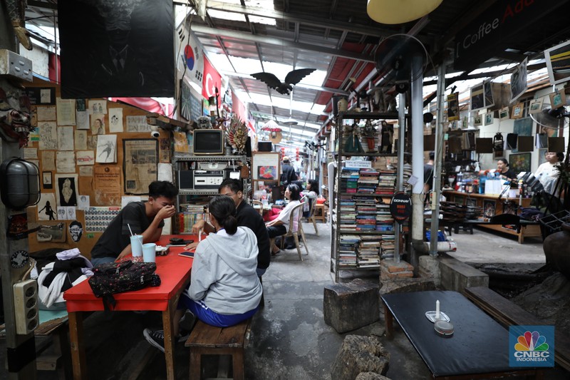 Seorang barista meracik kopi di Kampoeng Gallery, Kebayoran Lama, Jakarta, Jumat (19/1/2024). Dibalik kesibukan Pasar Kebayoran Lama, Jakarta Selatan ada tempat nongkrong yang beda dari lokasi lainnya. (CNBC Indonesia/Tri Susilo)
