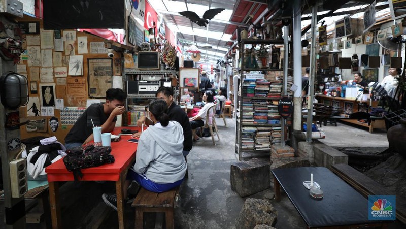 Seorang barista meracik kopi di Kampoeng Gallery, Kebayoran Lama, Jakarta, Jumat (19/1/2024). Dibalik kesibukan Pasar Kebayoran Lama, Jakarta Selatan ada tempat nongkrong yang beda dari lokasi lainnya. (CNBC Indonesia/Tri Susilo)