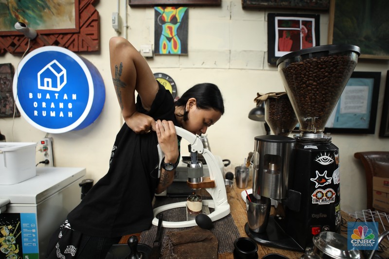 Seorang barista meracik kopi di Kampoeng Gallery, Kebayoran Lama, Jakarta, Jumat (19/1/2024). Dibalik kesibukan Pasar Kebayoran Lama, Jakarta Selatan ada tempat nongkrong yang beda dari lokasi lainnya. (CNBC Indonesia/Tri Susilo)