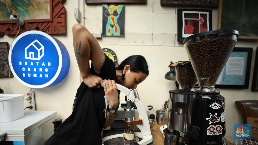 Seorang barista meracik kopi di Kampoeng Gallery, Kebayoran Lama, Jakarta, Jumat (19/1/2024). Dibalik kesibukan Pasar Kebayoran Lama, Jakarta Selatan ada tempat nongkrong yang beda dari lokasi lainnya. (CNBC Indonesia/Tri Susilo)