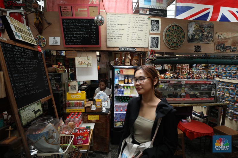 Seorang barista meracik kopi di Kampoeng Gallery, Kebayoran Lama, Jakarta, Jumat (19/1/2024). Dibalik kesibukan Pasar Kebayoran Lama, Jakarta Selatan ada tempat nongkrong yang beda dari lokasi lainnya. Seorang barista meracik kopi di Kampoeng Gallery, Kebayoran Lama, Jakarta, Jumat (19/1/2024). Dibalik kesibukan Pasar Kebayoran Lama, Jakarta Selatan ada tempat nongkrong yang beda dari lokasi lainnya. (CNBC Indonesia/Tri Susilo)