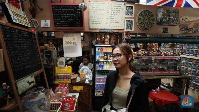 Seorang barista meracik kopi di Kampoeng Gallery, Kebayoran Lama, Jakarta, Jumat (19/1/2024). Dibalik kesibukan Pasar Kebayoran Lama, Jakarta Selatan ada tempat nongkrong yang beda dari lokasi lainnya. (CNBC Indonesia/Tri Susilo)
