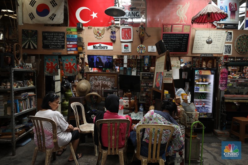 Seorang barista meracik kopi di Kampoeng Gallery, Kebayoran Lama, Jakarta, Jumat (19/1/2024). Dibalik kesibukan Pasar Kebayoran Lama, Jakarta Selatan ada tempat nongkrong yang beda dari lokasi lainnya. (CNBC Indonesia/Tri Susilo)