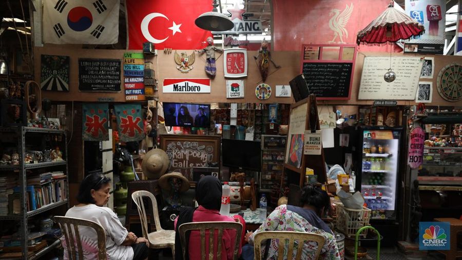Seorang barista meracik kopi di Kampoeng Gallery, Kebayoran Lama, Jakarta, Jumat (19/1/2024). Dibalik kesibukan Pasar Kebayoran Lama, Jakarta Selatan ada tempat nongkrong yang beda dari lokasi lainnya. (CNBC Indonesia/Tri Susilo)