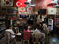 Potret Cafe Tema 80-an di Tengah Pasar Loak Kebayoran lama