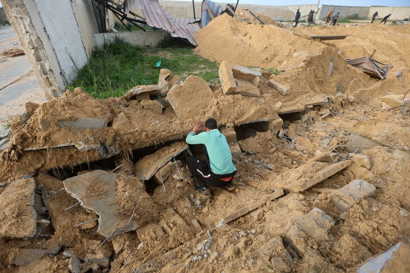 Seorang pria Palestina memeriksa kuburan yang rusak di pemakaman setelah serangan Israel, di tengah konflik yang sedang berlangsung antara Israel dan kelompok Islam Palestina Hamas, di Khan Younis di selatan Jalur Gaza, 17 Januari 2024. Seorang pria Palestina memeriksa kuburan yang rusak di pemakaman setelah serangan Israel, di tengah konflik yang sedang berlangsung antara Israel dan kelompok Islam Palestina Hamas, di Khan Younis di selatan Jalur Gaza, 17 Januari 2024. (REUTERS/Ahmed Zakot)