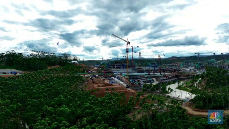 Suasana proyek pembangunan Ibu Kota Negara (IKN) Nusantara terus dikebut. Ditargetkan mulai bulan Juli 2024, Aparatur Sipil Negara (ASN), termasuk PNS dan PPPK, bisa mulai menempati kawasan ibu kota baru, Sepaku, Kabupaten Penajam Paser Utara, Kalimantan Timur, Kamis, (19/1/2024). (CNBC Indonesia/Tri Susilo)