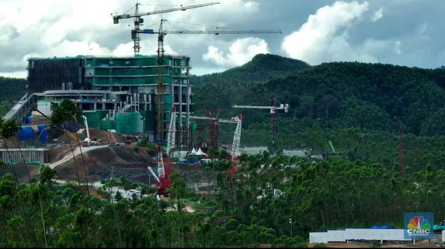 Suasana proyek pembangunan Ibu Kota Negara (IKN) Nusantara terus dikebut. Ditargetkan mulai bulan Juli 2024, Aparatur Sipil Negara (ASN), termasuk PNS dan PPPK, bisa mulai menempati kawasan ibu kota baru, Sepaku, Kabupaten Penajam Paser Utara, Kalimantan Timur, Kamis, (19/1/2024). (CNBC Indonesia/Tri Susilo)