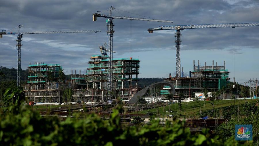 Suasana proyek pembangunan Ibu Kota Negara (IKN) Nusantara terus dikebut. Ditargetkan mulai bulan Juli 2024, Aparatur Sipil Negara (ASN), termasuk PNS dan PPPK, bisa mulai menempati kawasan ibu kota baru, Sepaku, Kabupaten Penajam Paser Utara, Kalimantan Timur, Kamis, (19/1/2024). (CNBC Indonesia/Tri Susilo)
