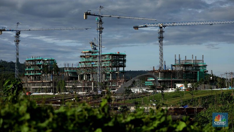 Suasana proyek pembangunan Ibu Kota Negara (IKN) Nusantara terus dikebut. Ditargetkan mulai bulan Juli 2024, Aparatur Sipil Negara (ASN), termasuk PNS dan PPPK, bisa mulai menempati kawasan ibu kota baru, Sepaku, Kabupaten Penajam Paser Utara, Kalimantan Timur, Kamis, (19/1/2024). (CNBC Indonesia/Tri Susilo)
