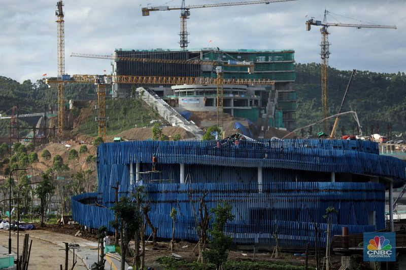 Suasana proyek pembangunan Ibu Kota Negara (IKN) Nusantara terus dikebut. Ditargetkan mulai bulan Juli 2024, Aparatur Sipil Negara (ASN), termasuk PNS dan PPPK, bisa mulai menempati kawasan ibu kota baru, Sepaku, Kabupaten Penajam Paser Utara, Kalimantan Timur, Kamis, (19/1/2024). (CNBC Indonesia/Tri Susilo) Suasana proyek pembangunan Ibu Kota Negara (IKN) Nusantara terus dikebut. Ditargetkan mulai bulan Juli 2024, Aparatur Sipil Negara (ASN), termasuk PNS dan PPPK, bisa mulai menempati kawasan ibu kota baru, Sepaku, Kabupaten Penajam Paser Utara, Kalimantan Timur, Kamis, (19/1/2024). (CNBC Indonesia/Tri Susilo)