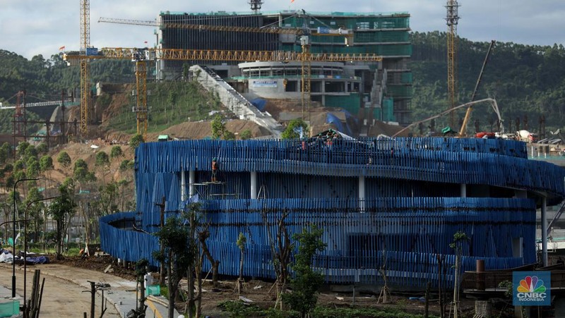 Suasana proyek pembangunan Ibu Kota Negara (IKN) Nusantara terus dikebut. Ditargetkan mulai bulan Juli 2024, Aparatur Sipil Negara (ASN), termasuk PNS dan PPPK, bisa mulai menempati kawasan ibu kota baru, Sepaku, Kabupaten Penajam Paser Utara, Kalimantan Timur, Kamis, (19/1/2024). (CNBC Indonesia/Tri Susilo)