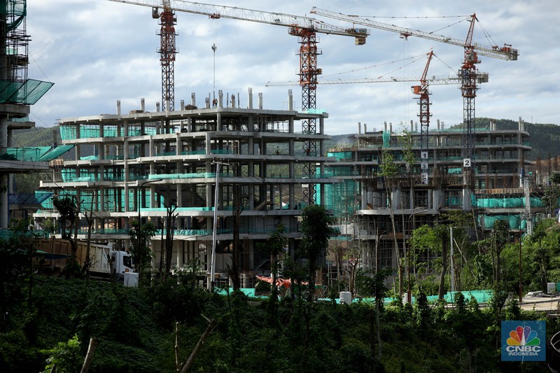 Suasana proyek pembangunan Ibu Kota Negara (IKN) Nusantara terus dikebut. Ditargetkan mulai bulan Juli 2024, Aparatur Sipil Negara (ASN), termasuk PNS dan PPPK, bisa mulai menempati kawasan ibu kota baru, Sepaku, Kabupaten Penajam Paser Utara, Kalimantan Timur, Kamis, (19/1/2024). (CNBC Indonesia/Tri Susilo) Suasana proyek pembangunan Ibu Kota Negara (IKN) Nusantara terus dikebut. Ditargetkan mulai bulan Juli 2024, Aparatur Sipil Negara (ASN), termasuk PNS dan PPPK, bisa mulai menempati kawasan ibu kota baru, Sepaku, Kabupaten Penajam Paser Utara, Kalimantan Timur, Kamis, (19/1/2024). (CNBC Indonesia/Tri Susilo)