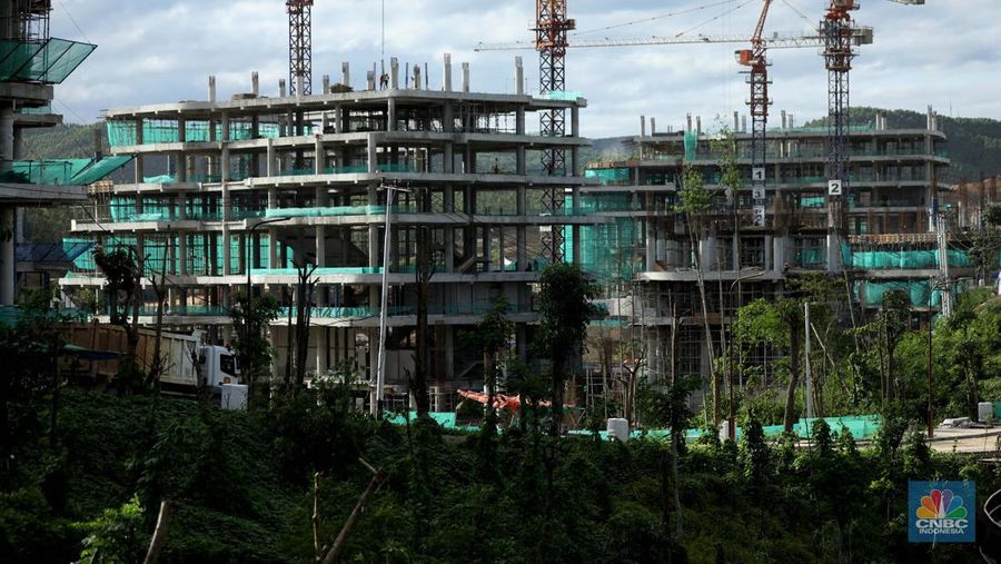 Suasana proyek pembangunan Ibu Kota Negara (IKN) Nusantara terus dikebut. Ditargetkan mulai bulan Juli 2024, Aparatur Sipil Negara (ASN), termasuk PNS dan PPPK, bisa mulai menempati kawasan ibu kota baru, Sepaku, Kabupaten Penajam Paser Utara, Kalimantan Timur, Kamis, (19/1/2024). (CNBC Indonesia/Tri Susilo)