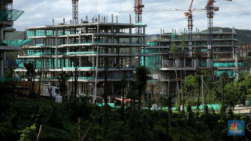 Suasana proyek pembangunan Ibu Kota Negara (IKN) Nusantara terus dikebut. Ditargetkan mulai bulan Juli 2024, Aparatur Sipil Negara (ASN), termasuk PNS dan PPPK, bisa mulai menempati kawasan ibu kota baru, Sepaku, Kabupaten Penajam Paser Utara, Kalimantan Timur, Kamis, (19/1/2024). (CNBC Indonesia/Tri Susilo)