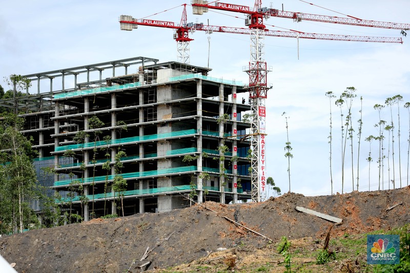 Suasana proyek pembangunan Ibu Kota Negara (IKN) Nusantara terus dikebut. Ditargetkan mulai bulan Juli 2024, Aparatur Sipil Negara (ASN), termasuk PNS dan PPPK, bisa mulai menempati kawasan ibu kota baru, Sepaku, Kabupaten Penajam Paser Utara, Kalimantan Timur, Kamis, (19/1/2024). (CNBC Indonesia/Tri Susilo) Suasana proyek pembangunan Ibu Kota Negara (IKN) Nusantara terus dikebut. Ditargetkan mulai bulan Juli 2024, Aparatur Sipil Negara (ASN), termasuk PNS dan PPPK, bisa mulai menempati kawasan ibu kota baru, Sepaku, Kabupaten Penajam Paser Utara, Kalimantan Timur, Kamis, (19/1/2024). (CNBC Indonesia/Tri Susilo)