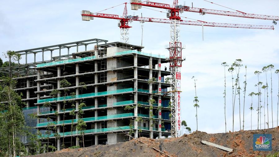 Suasana proyek pembangunan Ibu Kota Negara (IKN) Nusantara terus dikebut. Ditargetkan mulai bulan Juli 2024, Aparatur Sipil Negara (ASN), termasuk PNS dan PPPK, bisa mulai menempati kawasan ibu kota baru, Sepaku, Kabupaten Penajam Paser Utara, Kalimantan Timur, Kamis, (19/1/2024). (CNBC Indonesia/Tri Susilo)