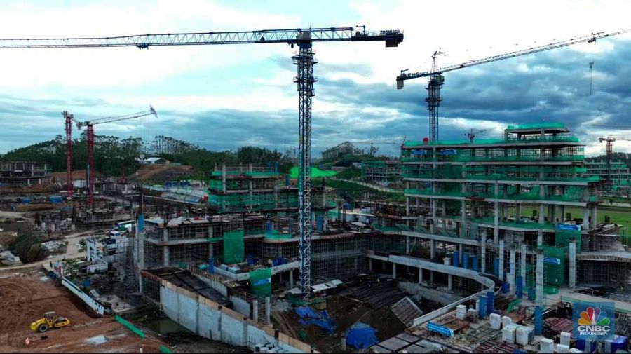 Suasana proyek pembangunan Ibu Kota Negara (IKN) Nusantara terus dikebut. Ditargetkan mulai bulan Juli 2024, Aparatur Sipil Negara (ASN), termasuk PNS dan PPPK, bisa mulai menempati kawasan ibu kota baru, Sepaku, Kabupaten Penajam Paser Utara, Kalimantan Timur, Kamis, (19/1/2024). (CNBC Indonesia/Tri Susilo)