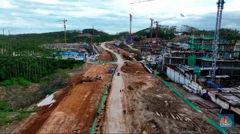 Suasana proyek pembangunan Ibu Kota Negara (IKN) Nusantara terus dikebut. Ditargetkan mulai bulan Juli 2024, Aparatur Sipil Negara (ASN), termasuk PNS dan PPPK, bisa mulai menempati kawasan ibu kota baru, Sepaku, Kabupaten Penajam Paser Utara, Kalimantan Timur, Kamis, (19/1/2024). (CNBC Indonesia/Tri Susilo) Suasana proyek pembangunan Ibu Kota Negara (IKN) Nusantara terus dikebut. Ditargetkan mulai bulan Juli 2024, Aparatur Sipil Negara (ASN), termasuk PNS dan PPPK, bisa mulai menempati kawasan ibu kota baru, Sepaku, Kabupaten Penajam Paser Utara, Kalimantan Timur, Kamis, (19/1/2024). (CNBC Indonesia/Tri Susilo)