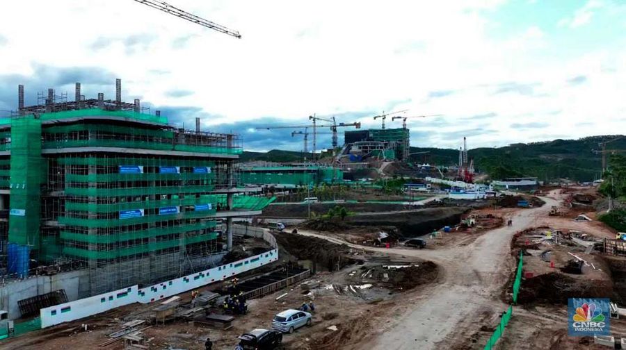 Suasana proyek pembangunan Ibu Kota Negara (IKN) Nusantara terus dikebut. Ditargetkan mulai bulan Juli 2024, Aparatur Sipil Negara (ASN), termasuk PNS dan PPPK, bisa mulai menempati kawasan ibu kota baru, Sepaku, Kabupaten Penajam Paser Utara, Kalimantan Timur, Kamis, (19/1/2024). (CNBC Indonesia/Tri Susilo)