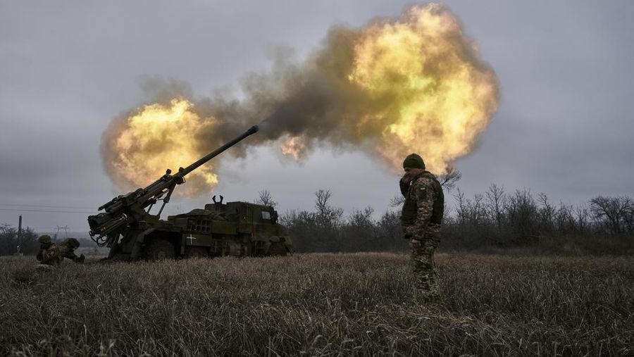 Tentara Ukraina menembakkan howitzer self-propelled CAESAR buatan Prancis ke posisi Rusia di dekat Avdiivka, wilayah Donetsk, Ukraina, Senin, 26 Desember 2022. (AP Photo/Libkos/File Foto)
