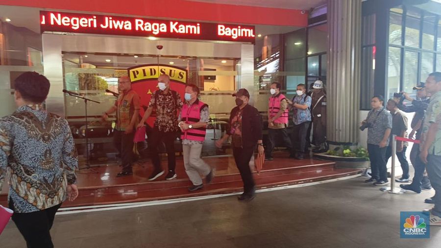 Tersangka dalam kasus dugaan tindak pidana korupsi proyek pembangunan jalur KA Besitang-Langsa pada Balai Teknik Perkeretaapian Medan tahun 2017-2023. (CNBC Indonesia/Rosseno Aji Nugroho)