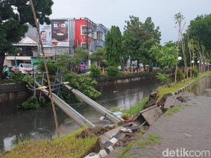 Tiang Listrik Kampus UPN Jatim Roboh Imbas Angin Kencang, Listrik Mati 2 Jam
