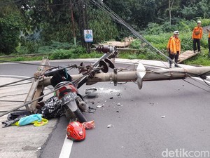 2 Tiang Listrik Roboh Timpa Pemotor di Cadas Pangeran Sumedang