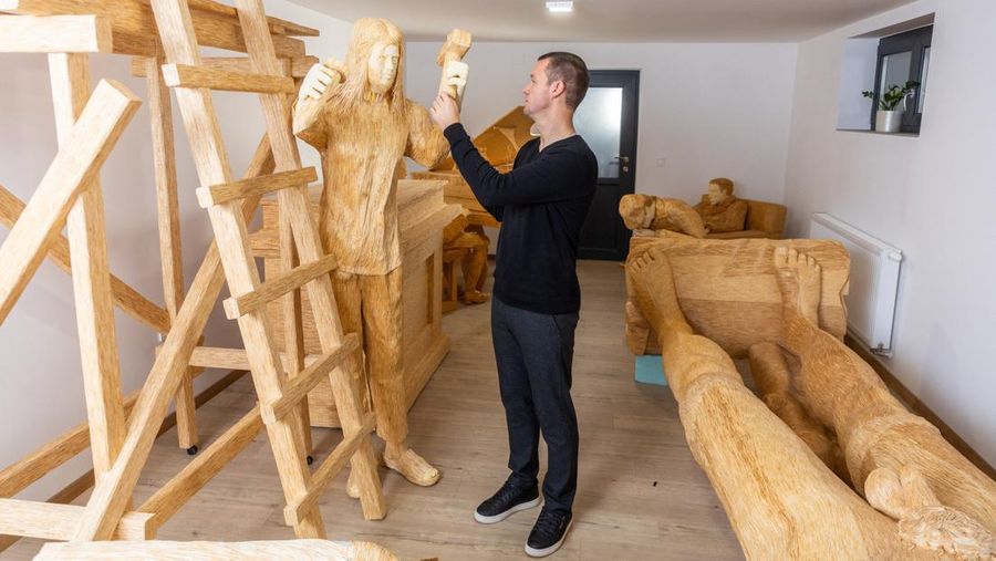 Tomislav Horvat, 34, mengamati patung baru Michelangelo yang terbuat dari korek api di Domasinec, Kroasia, 17 Januari 2024. Selama enam tahun terakhir, Horvat mengerjakan patung Michelangelo dan David yang akan dibuat dari sekitar 430.000 korek api. (REUTERS/Antonio Bronic)