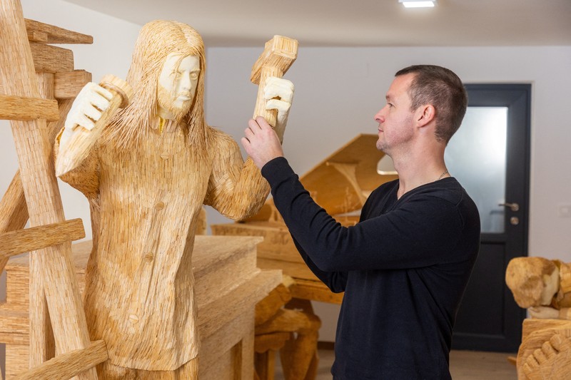 Tomislav Horvat, 34, mengamati patung baru Michelangelo yang terbuat dari korek api di Domasinec, Kroasia, 17 Januari 2024. Selama enam tahun terakhir, Horvat mengerjakan patung Michelangelo dan David yang akan dibuat dari sekitar 430.000 korek api. Tomislav Horvat, 34, mengamati patung baru Michelangelo yang terbuat dari korek api di Domasinec, Kroasia, 17 Januari 2024. Selama enam tahun terakhir, Horvat mengerjakan patung Michelangelo dan David yang akan dibuat dari sekitar 430.000 korek api. (REUTERS/Antonio Bronic)