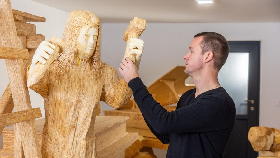 Tomislav Horvat, 34, mengamati patung baru Michelangelo yang terbuat dari korek api di Domasinec, Kroasia, 17 Januari 2024. Selama enam tahun terakhir, Horvat mengerjakan patung Michelangelo dan David yang akan dibuat dari sekitar 430.000 korek api. (REUTERS/Antonio Bronic)