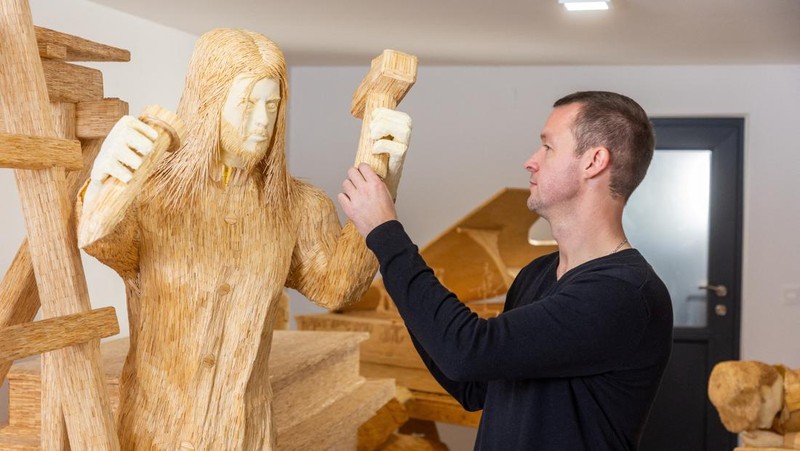 Tomislav Horvat, 34, mengamati patung baru Michelangelo yang terbuat dari korek api di Domasinec, Kroasia, 17 Januari 2024. Selama enam tahun terakhir, Horvat mengerjakan patung Michelangelo dan David yang akan dibuat dari sekitar 430.000 korek api. (REUTERS/Antonio Bronic)