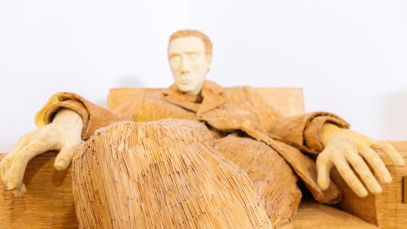 Tomislav Horvat, 34, mengamati patung baru Michelangelo yang terbuat dari korek api di Domasinec, Kroasia, 17 Januari 2024. Selama enam tahun terakhir, Horvat mengerjakan patung Michelangelo dan David yang akan dibuat dari sekitar 430.000 korek api. (REUTERS/Antonio Bronic)