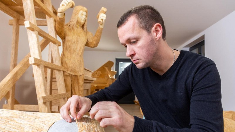 Tomislav Horvat, 34, mengamati patung baru Michelangelo yang terbuat dari korek api di Domasinec, Kroasia, 17 Januari 2024. Selama enam tahun terakhir, Horvat mengerjakan patung Michelangelo dan David yang akan dibuat dari sekitar 430.000 korek api. (REUTERS/Antonio Bronic)