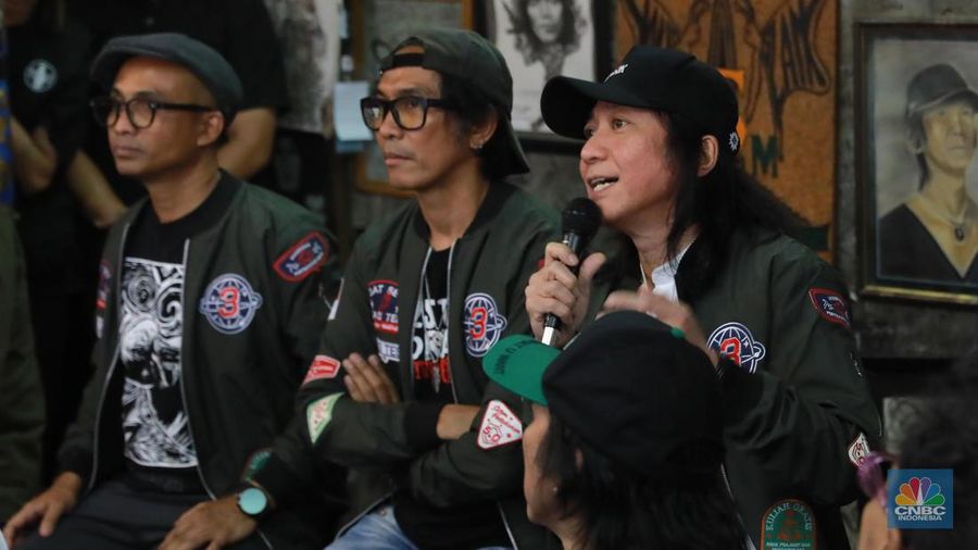 Gitaris Slank Abdi Negara Nurdin alias Abdee mundur dari jabatan Komisaris PT Telkom Indonesia usai mendukung pasangan calon nomor urut 3 Ganjar Pranowo-Mahfud MD di Pilpres 2024 di Potlot, Jakarta, Sabtu (20/1). (CNBC Indonesia/Muhammad Sabki)