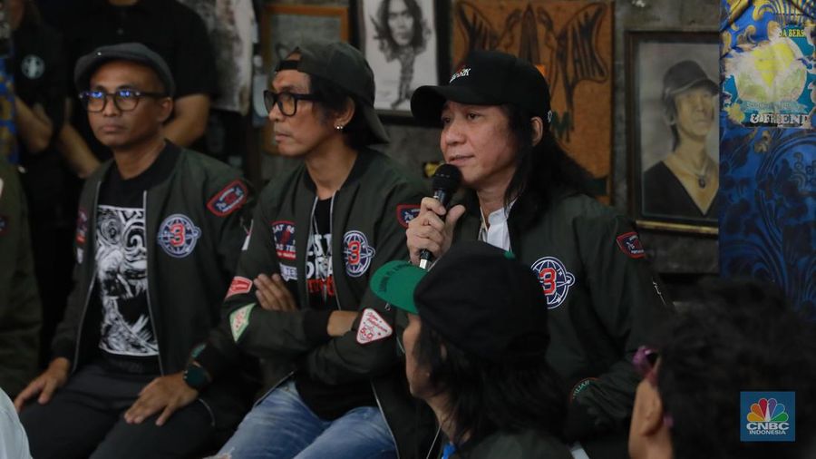 Gitaris Slank Abdi Negara Nurdin alias Abdee mundur dari jabatan Komisaris PT Telkom Indonesia usai mendukung pasangan calon nomor urut 3 Ganjar Pranowo-Mahfud MD di Pilpres 2024 di Potlot, Jakarta, Sabtu (20/1). (CNBC Indonesia/Muhammad Sabki)