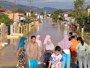 Sudah 21 Hari Korban Banjir di Jambi Bertahan Tanpa Listrik
